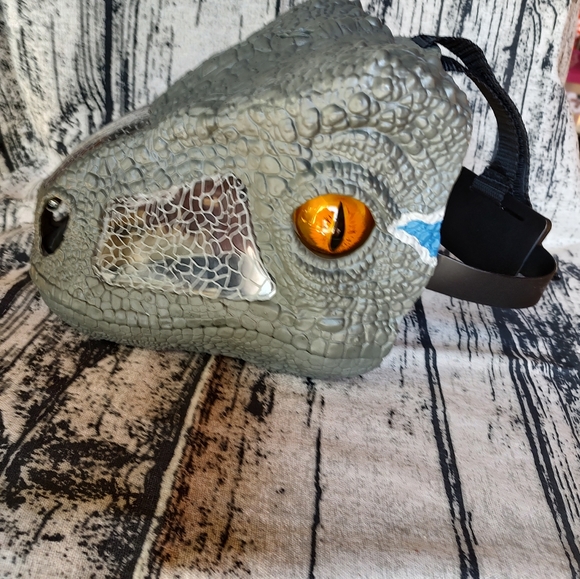 Mattel Dinosaur JURASSIC PARK BLUE RAPTOR HEAD MASK With Sound Effects - Picture 4 of 6
